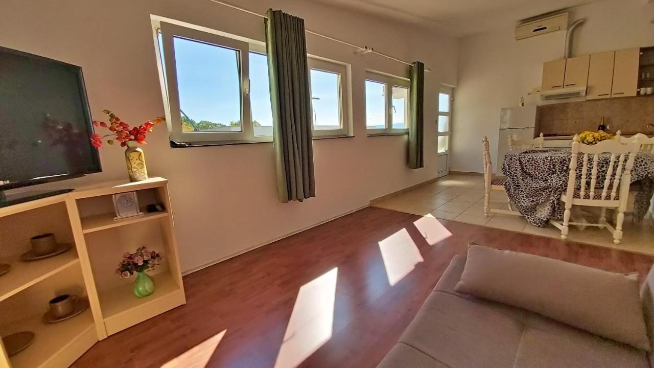 Apartments Neda オミシュ エクステリア 写真